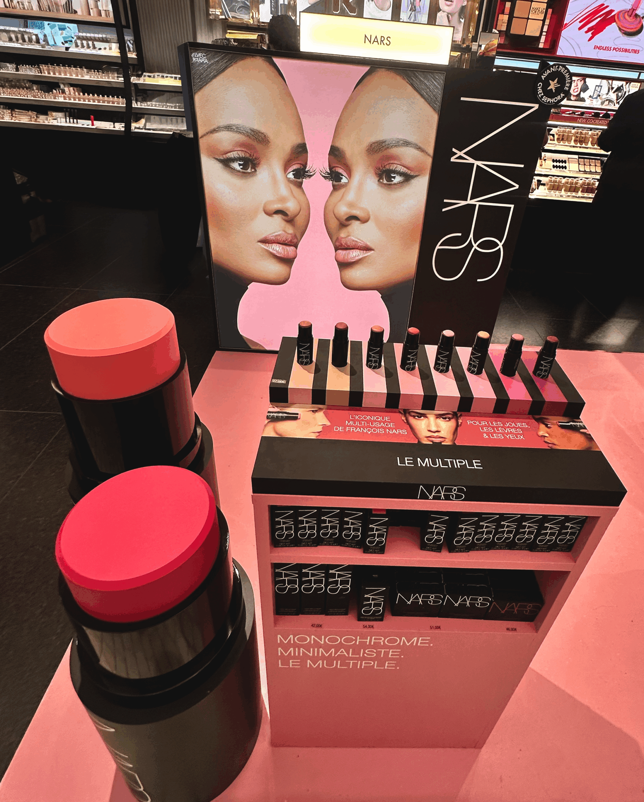 présentoir de produits Nars au sein de leur stand chez Sephora
