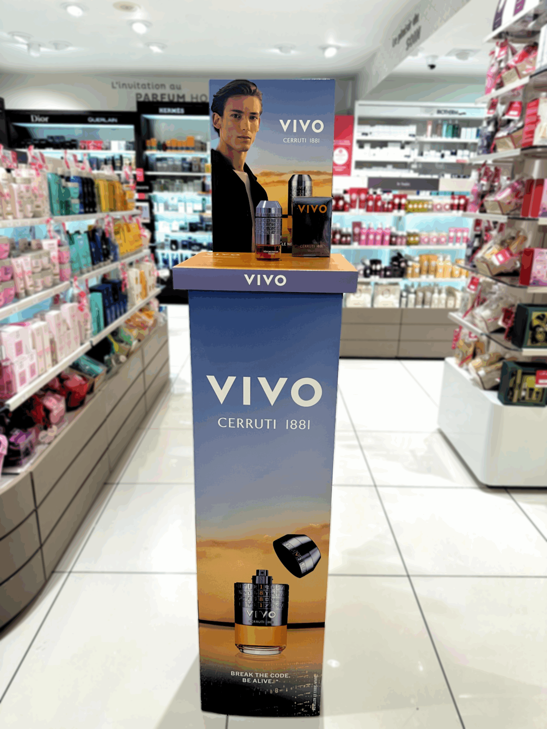 presentoir carton Cerruti par Mayence