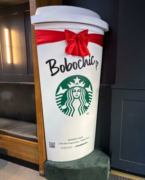Starbucks x Bobochic : un quart de cup factice géant signé Mayence