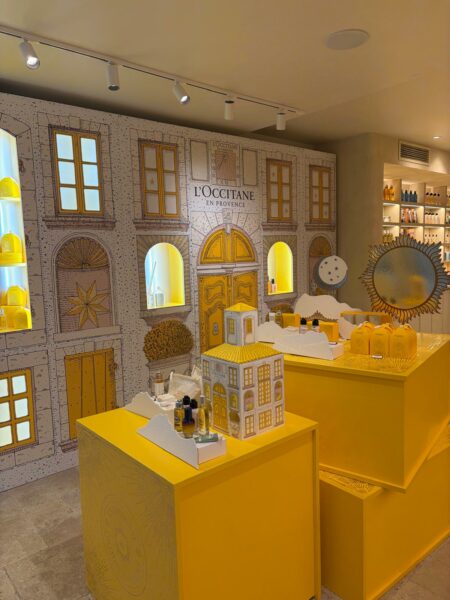 L’Occitane dévoile sa scénographie de Noël 2025 signée Mayence