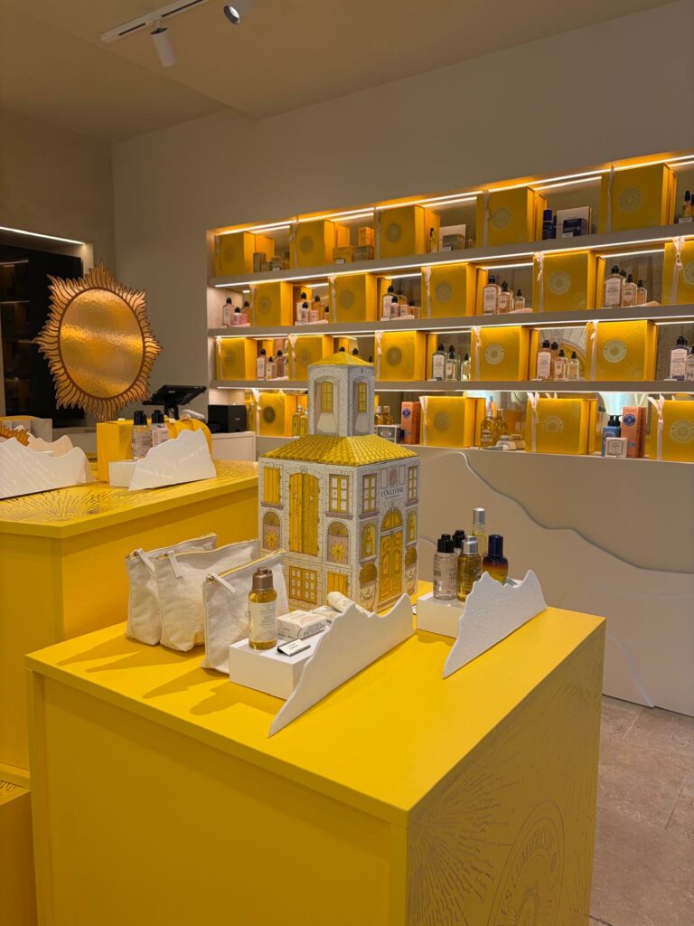 scengraphie de noel signée mayence pour l'occitane