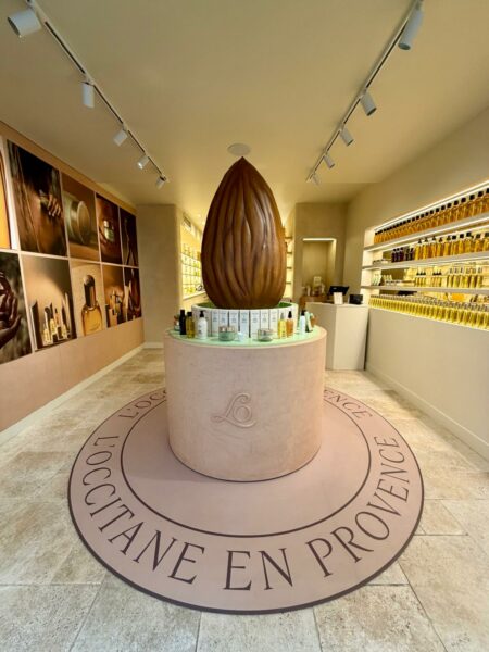 Scénographie immersive autour de l’amande pour L’Occitane en Provence à Paris